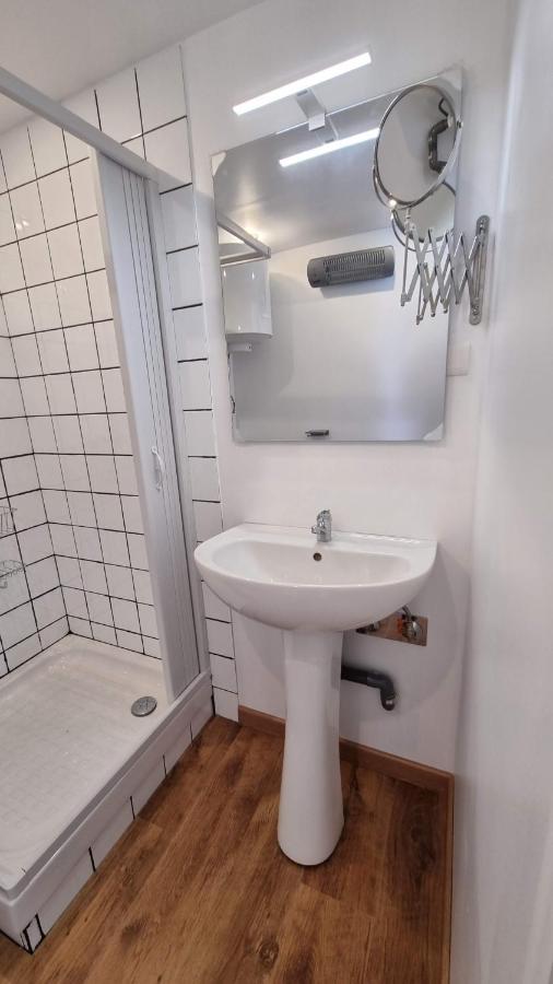 Studio En Rez-De-Chaussee - Le Petit Chateau Avesnois - Tv - Wifi - Logement Entier Avesnes-sur-Helpe Exterior foto
